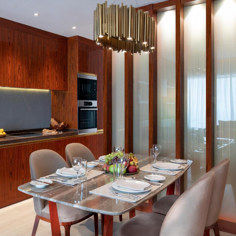 The Bentley Luxury Hotel & Suites Доха Экстерьер фото A dining room