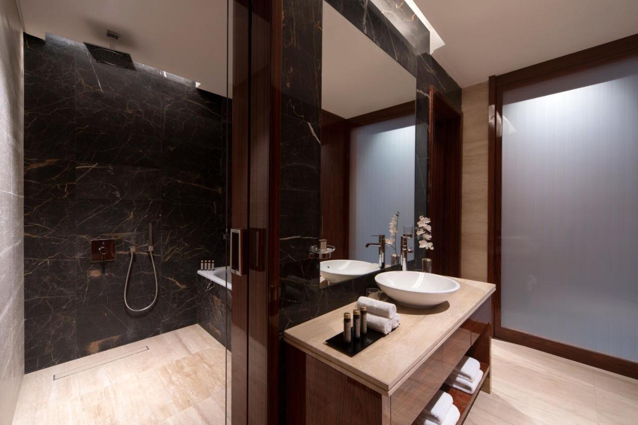 The Bentley Luxury Hotel & Suites Доха Экстерьер фото Bathroom