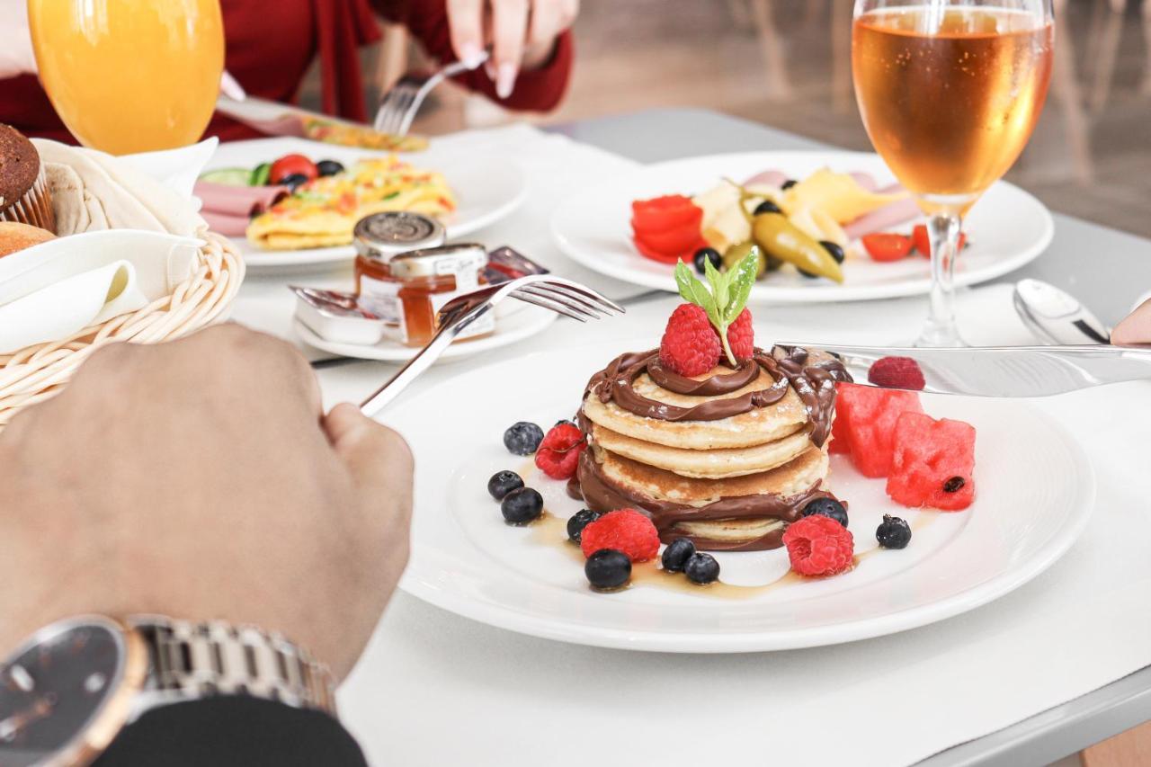 The Bentley Luxury Hotel & Suites Доха Экстерьер фото A stack of pancakes with fruit