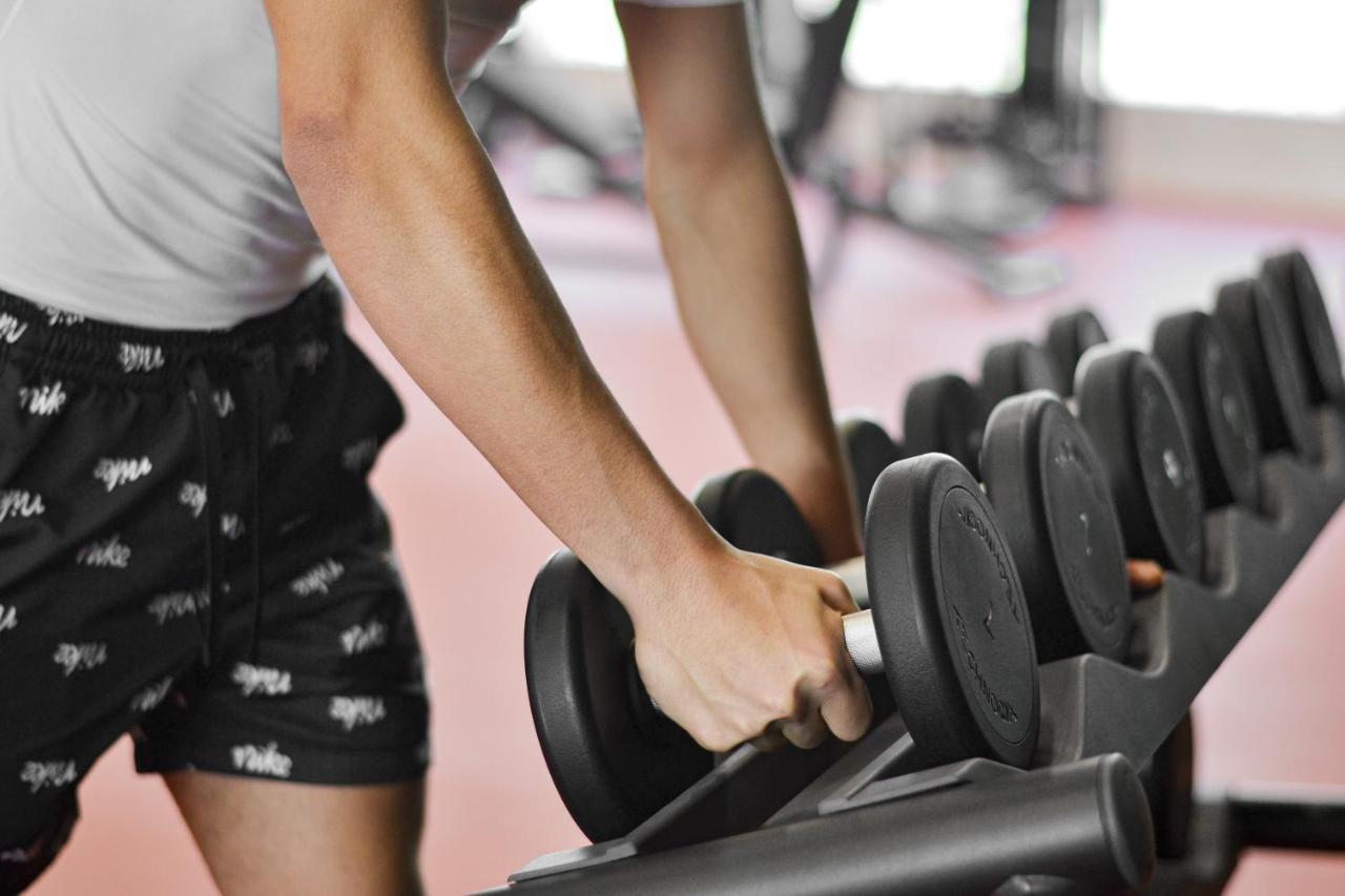 The Bentley Luxury Hotel & Suites Доха Экстерьер фото Dumbbell rack