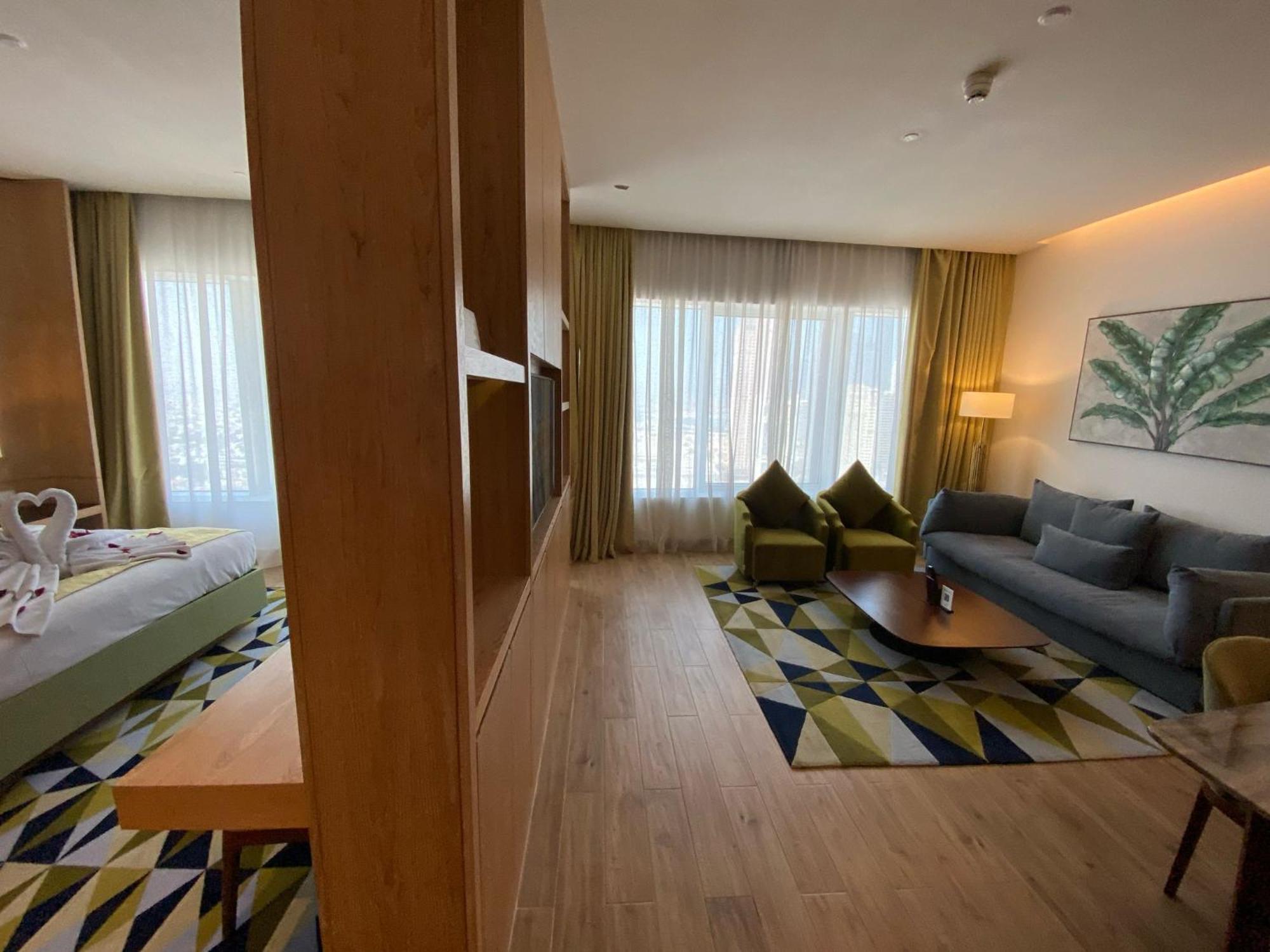 The Bentley Luxury Hotel & Suites Доха Экстерьер фото A suite at the hotel